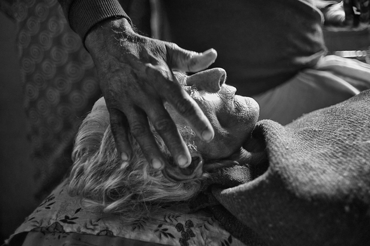 death  India  Varanasi family religion culture healing hands