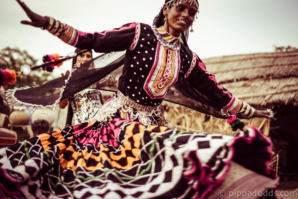 gypsy DANCE   desert Rajasthan India tradition costume dress women children nomad culture snakecharmer snake
