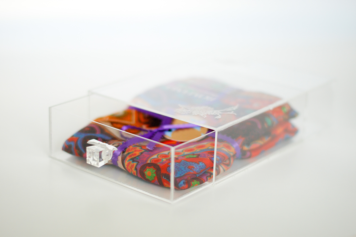 Packaging scarf clear plexi acrylic box branddesign fashionpackaging