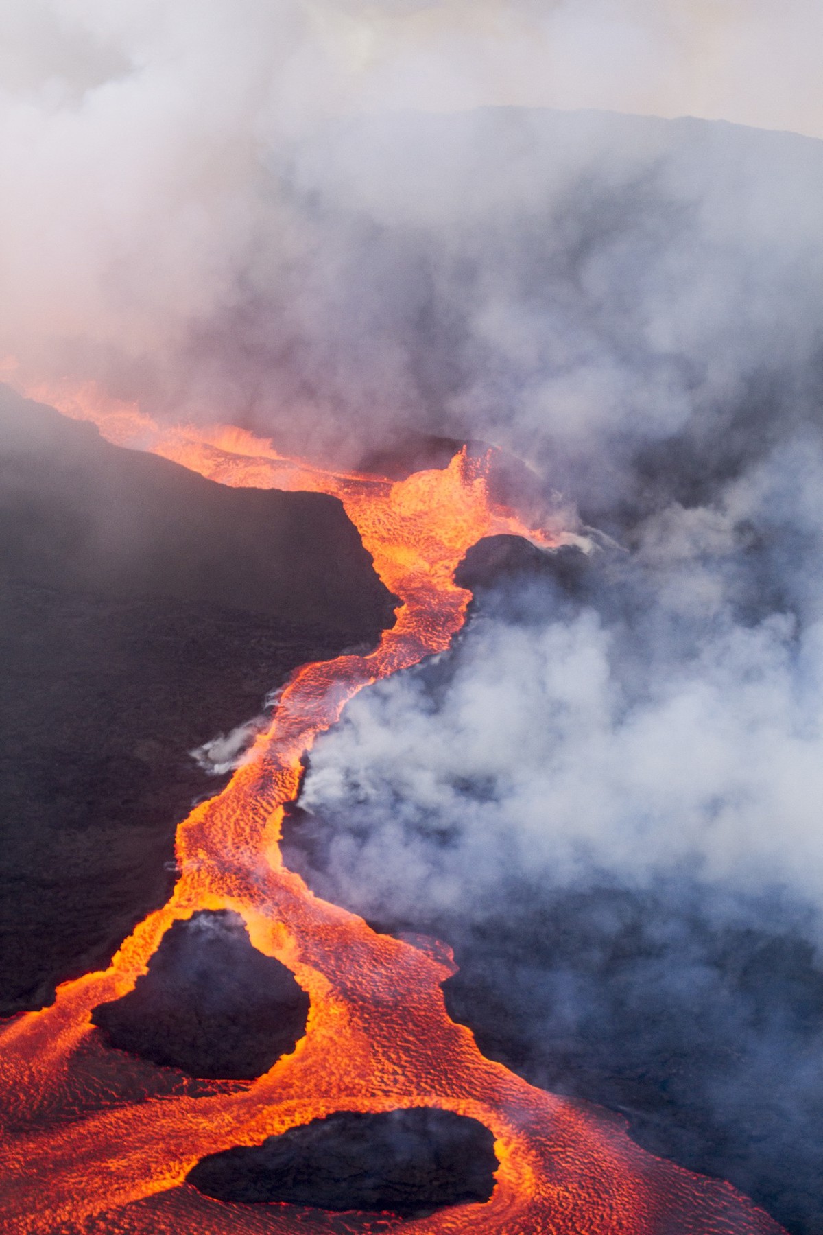 eruption volcano holuhraun Bárðarbunga iceland live volcano Highlands fissure eruption ongoing helicopter flight air photography volcano photography lava lava field