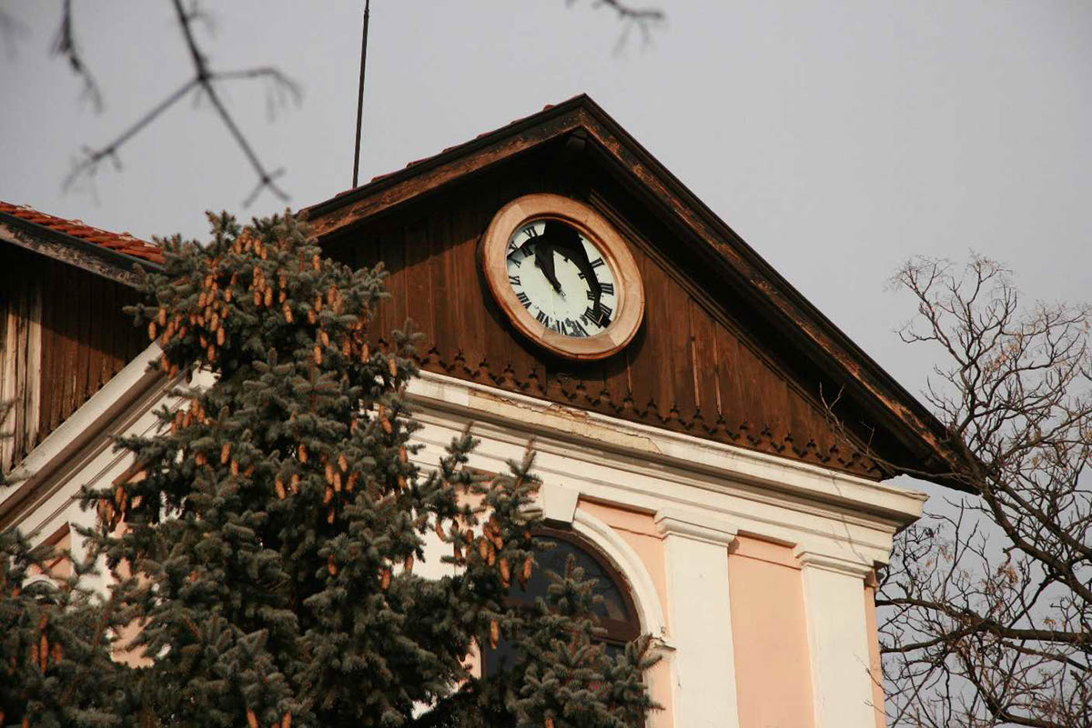 balcans spring sofia tram imbiss Kiosk clock