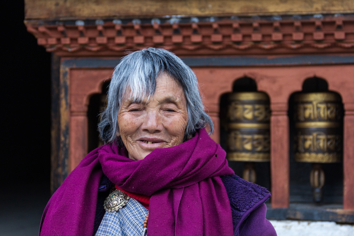 bhutan Travel monks buddhism red himalayas east dragon king queen Pray candles light portraits explore