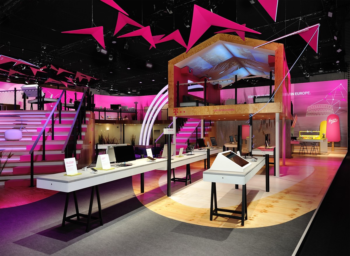 Adobe Portfolio digital design digital beach interface design magenta Brand Spaces mwc2016