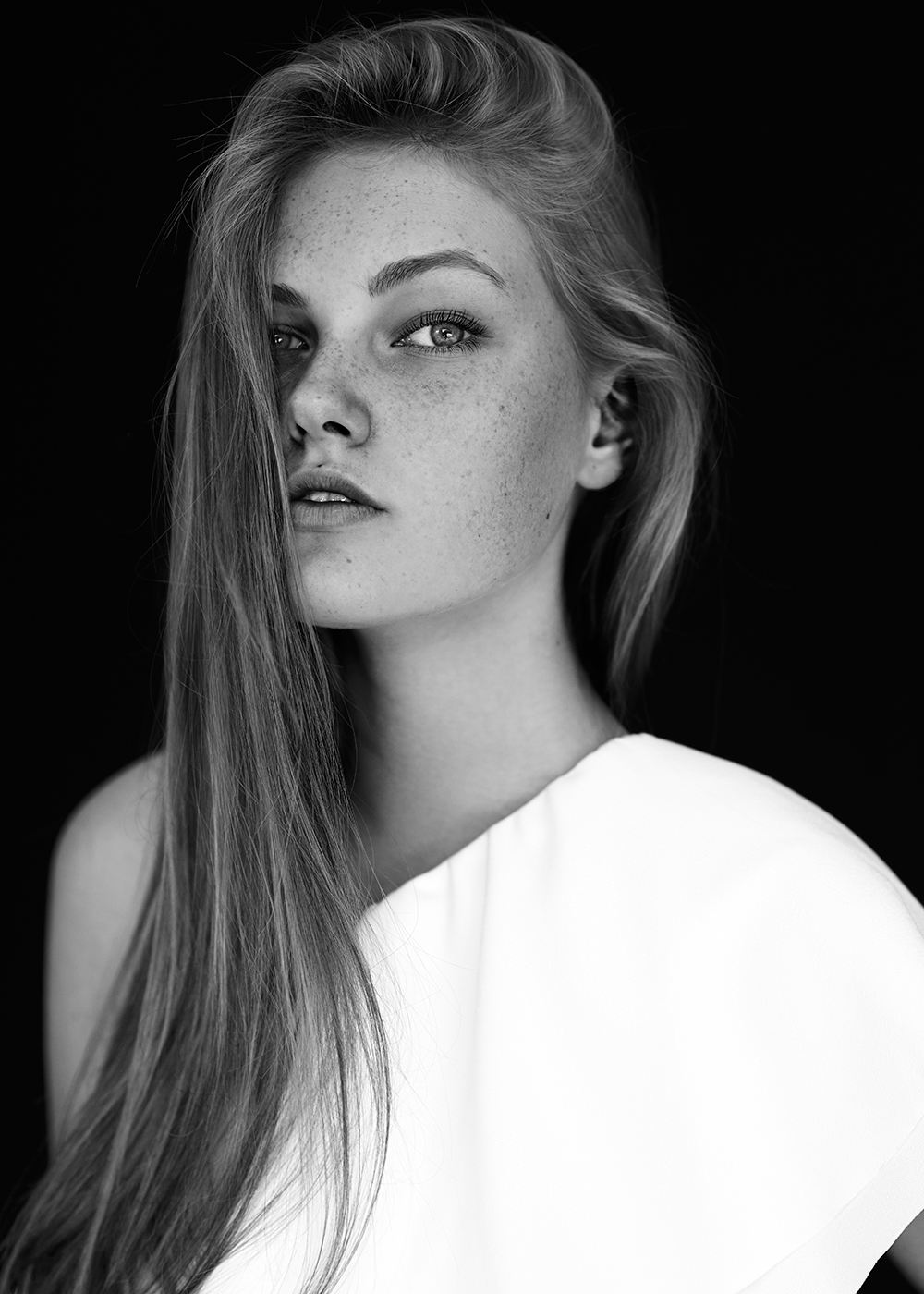 black and white portrait campaign Minimalism blonde freckles on black designer anna dyszkiewicz annadyszkiewicz