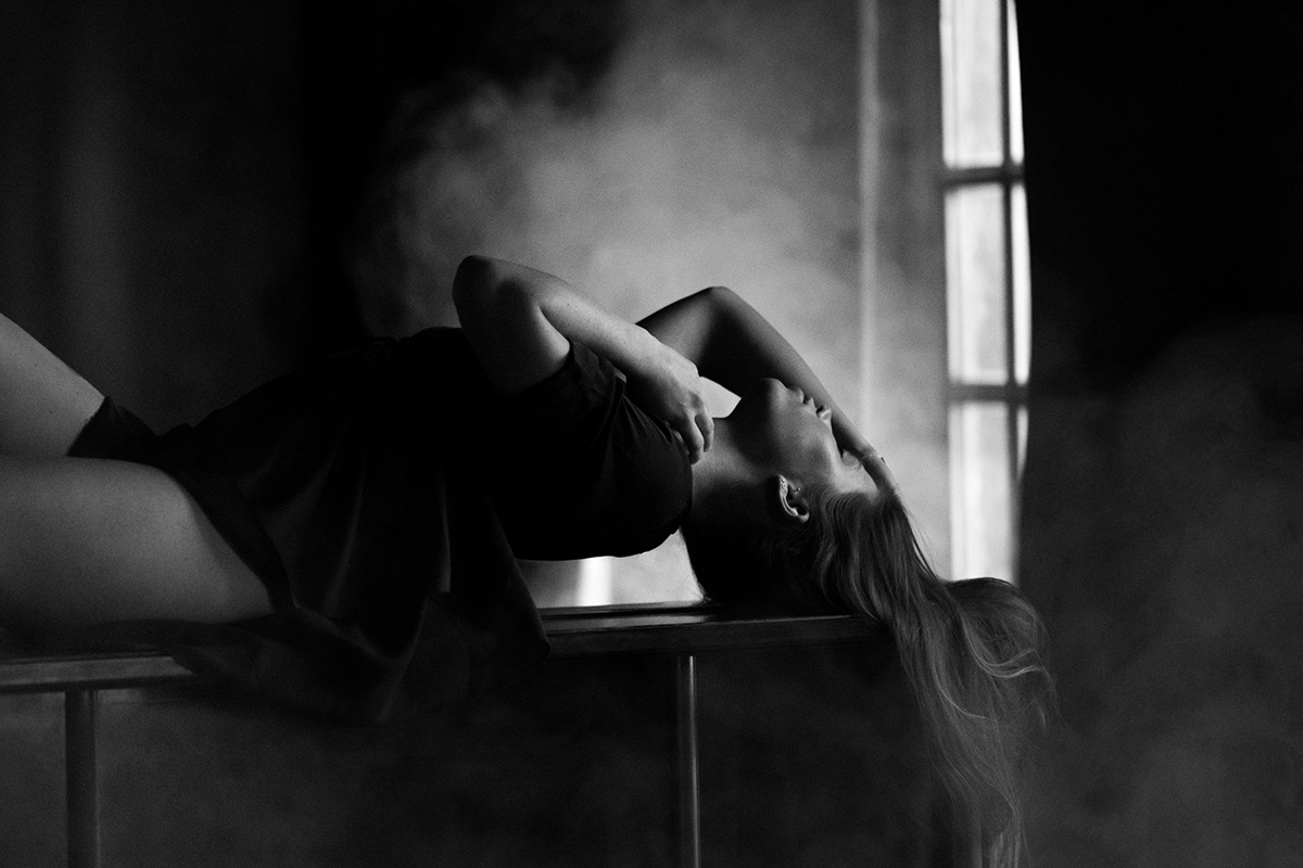 beautiful girl black and white mist Piano