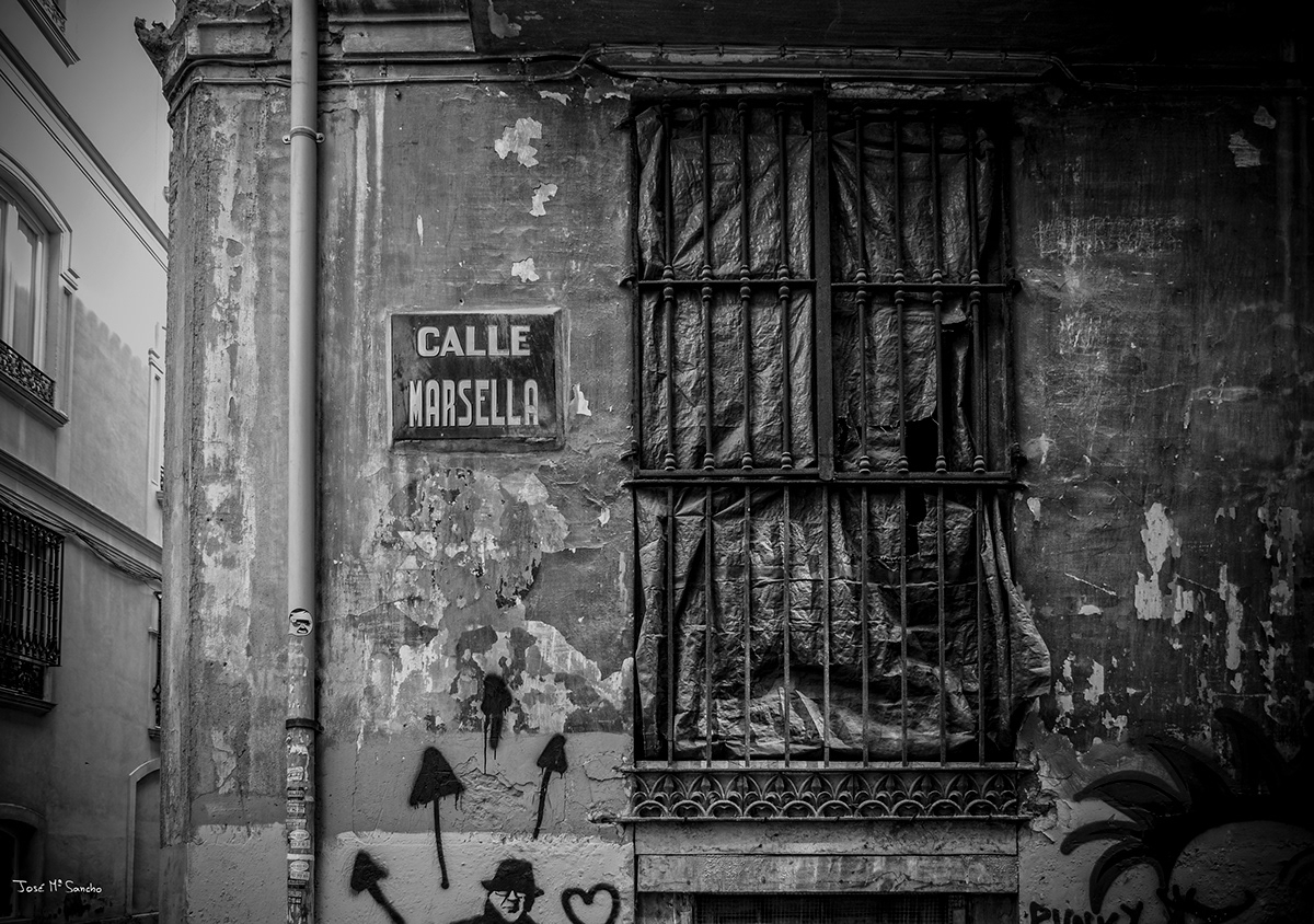 valencia spain advertisement old-fashioned vintage historical history viejo shop sign black & white anúncio antiguo casco viejo refugio