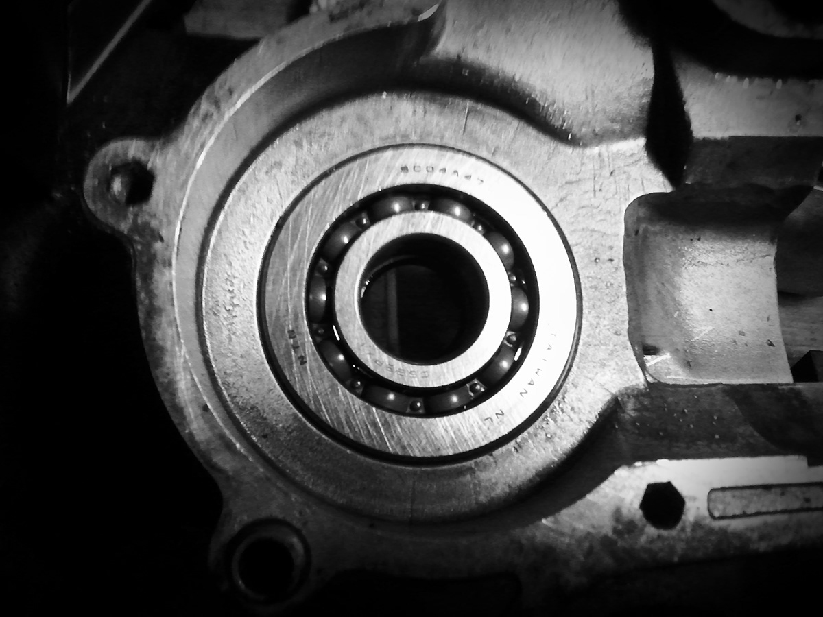 pitman carburettor Cartwheel Motor Scooter Piston garage Mechanic cigarette bolt officina meccanico cylinder head
