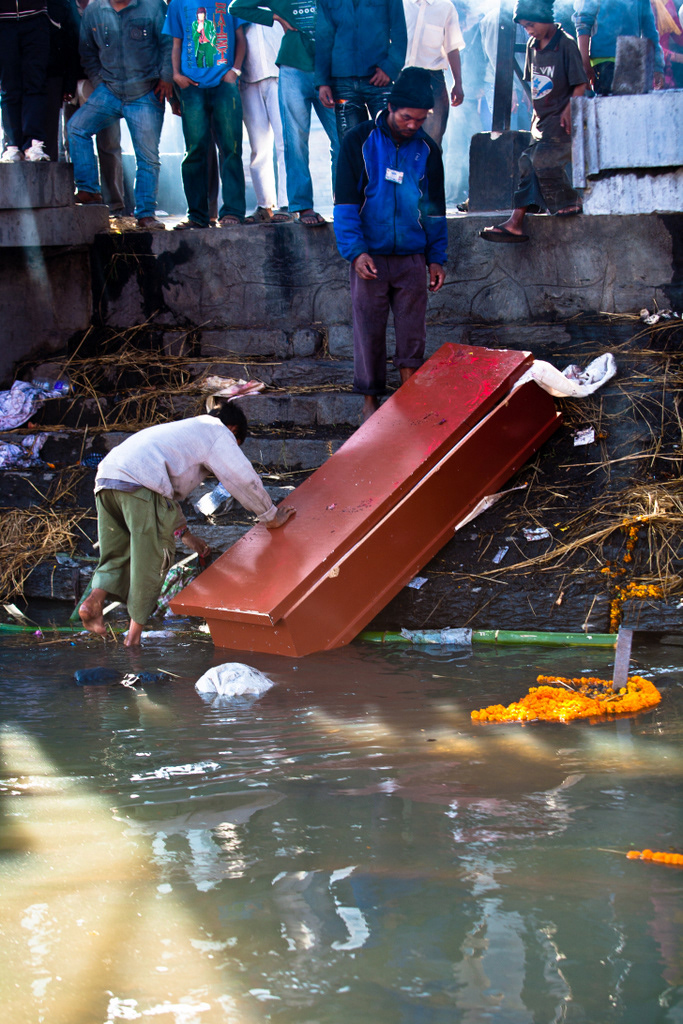 Cremation nepal kathmandu asia Buddha shiva shivaratri Hindu dire death water people dead crowd