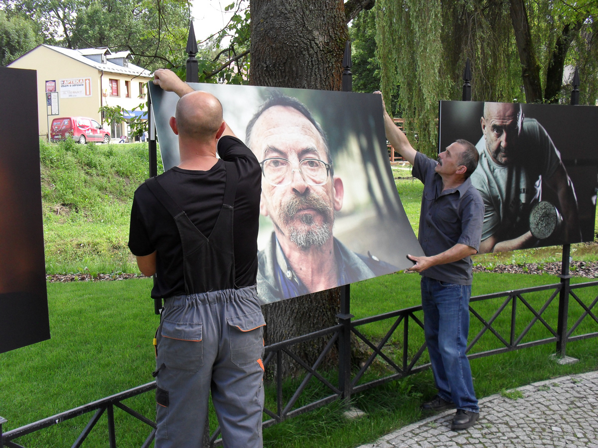 exhibition poland naleczow moj my project personal editorial portrait outdoor location gallery preparing putting up nikon d800 Bartek Furdal Photographer Poland