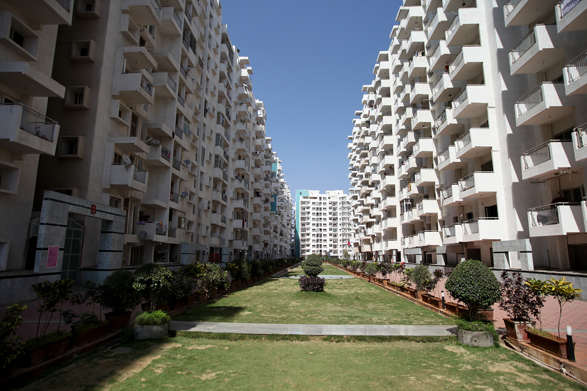 Urban development wild unplanned Whitefield bangalore India contrasts contrast city suburbs wip traffic Gated Community