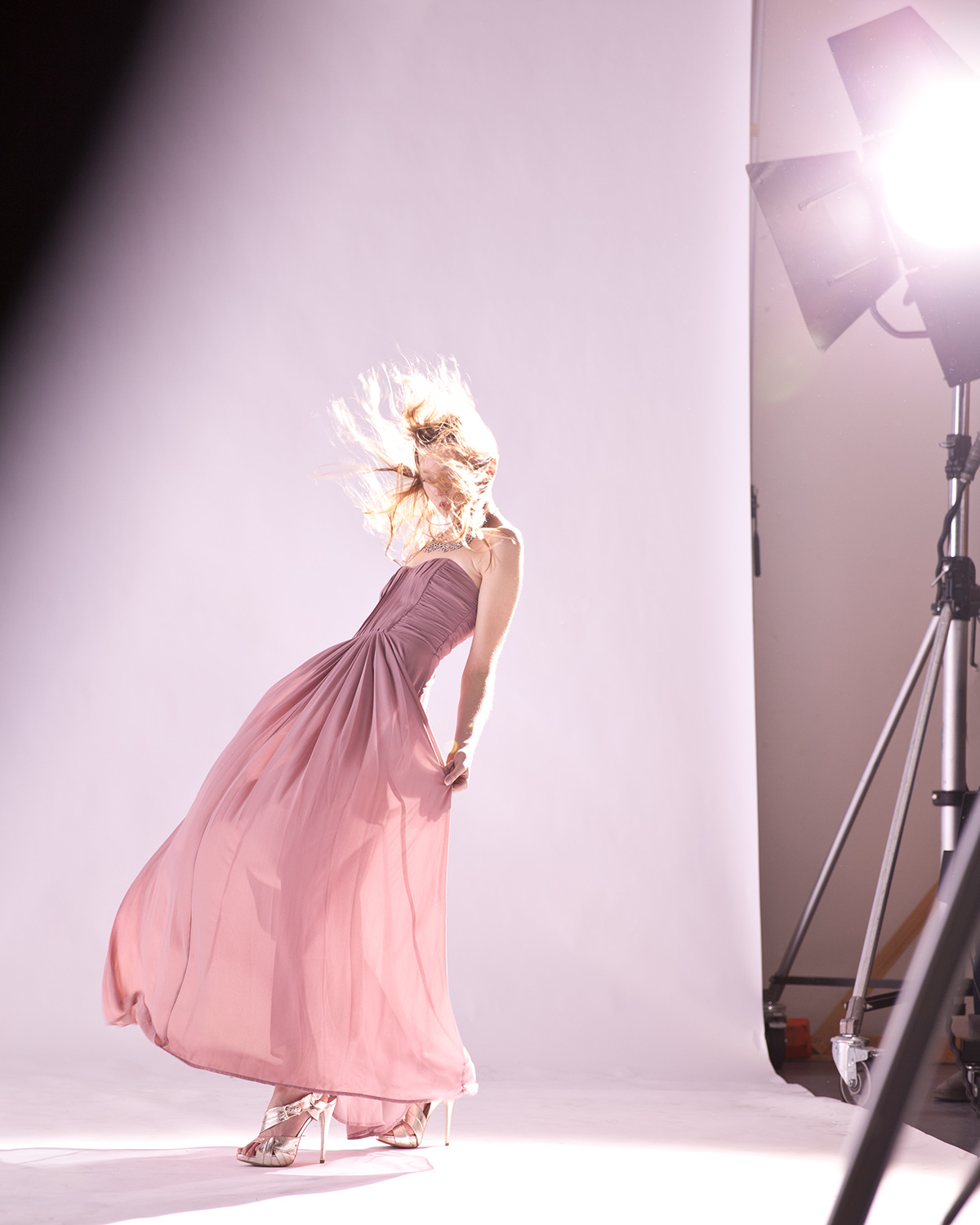 backstage moda longdress pink girl beauty video daylight ied chic blonde