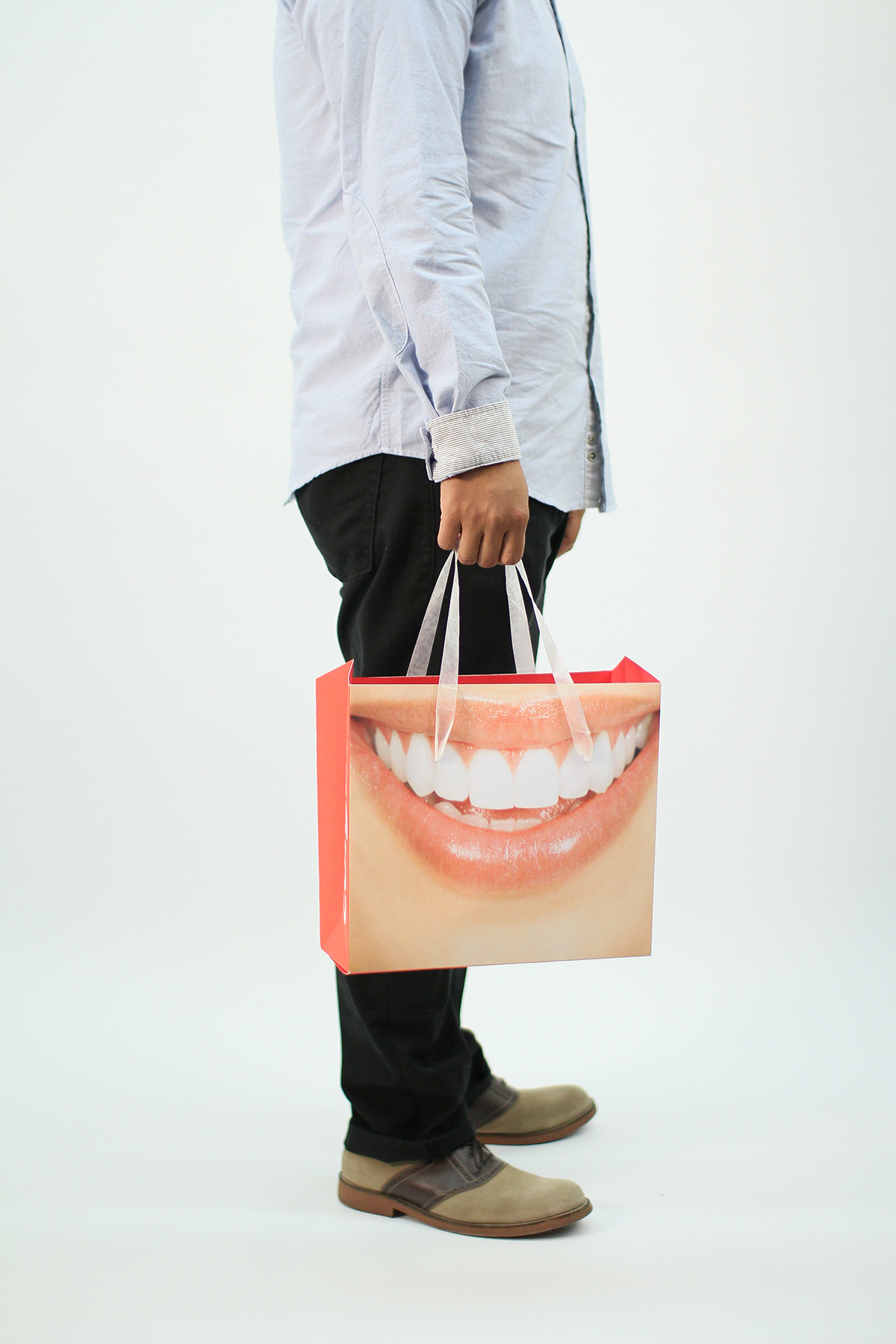 colgate interactive bag bagvertisement concept teeth floss design Shopping interaction Consumer White pearly whites brand