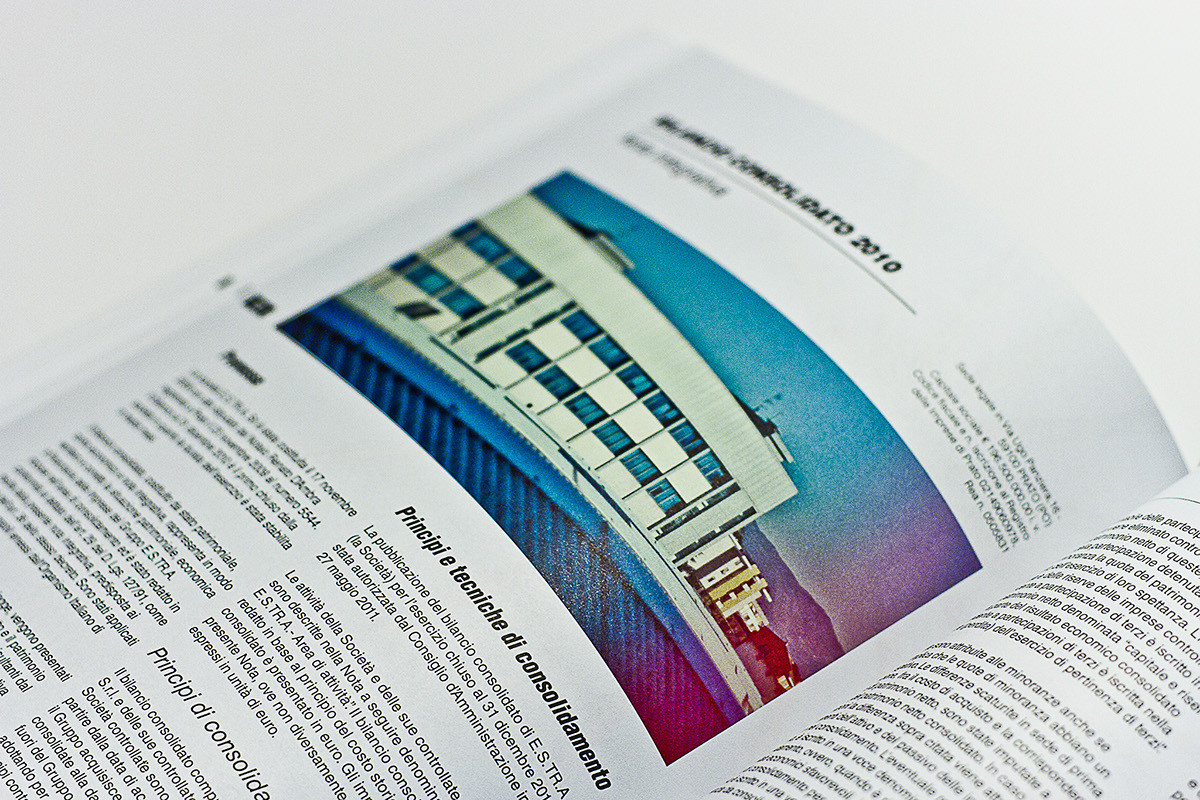 graphics  design ANNUAL report ESTRA paolo bischi visual communication infographics infografica informazione architettura information 2010 2011