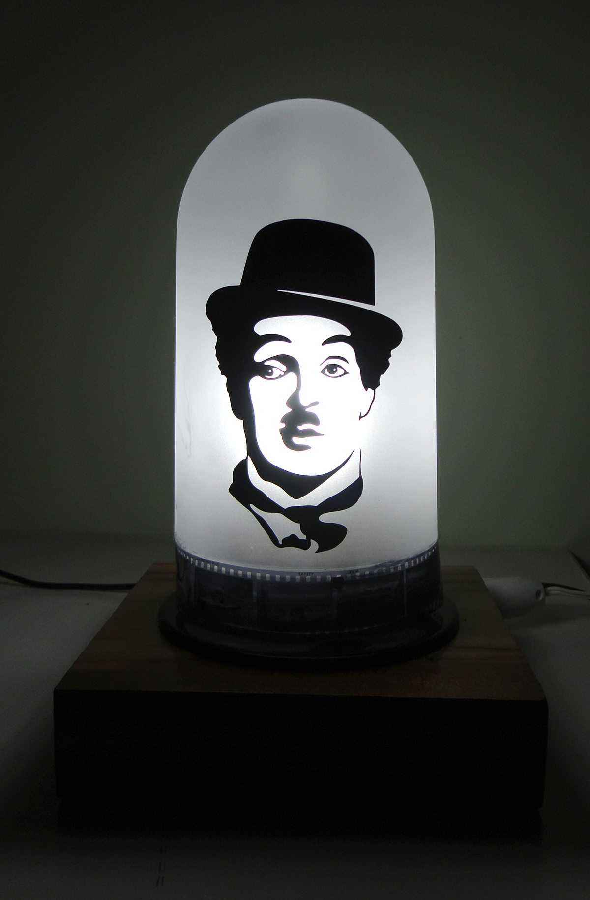 Chaplin luminária produto design