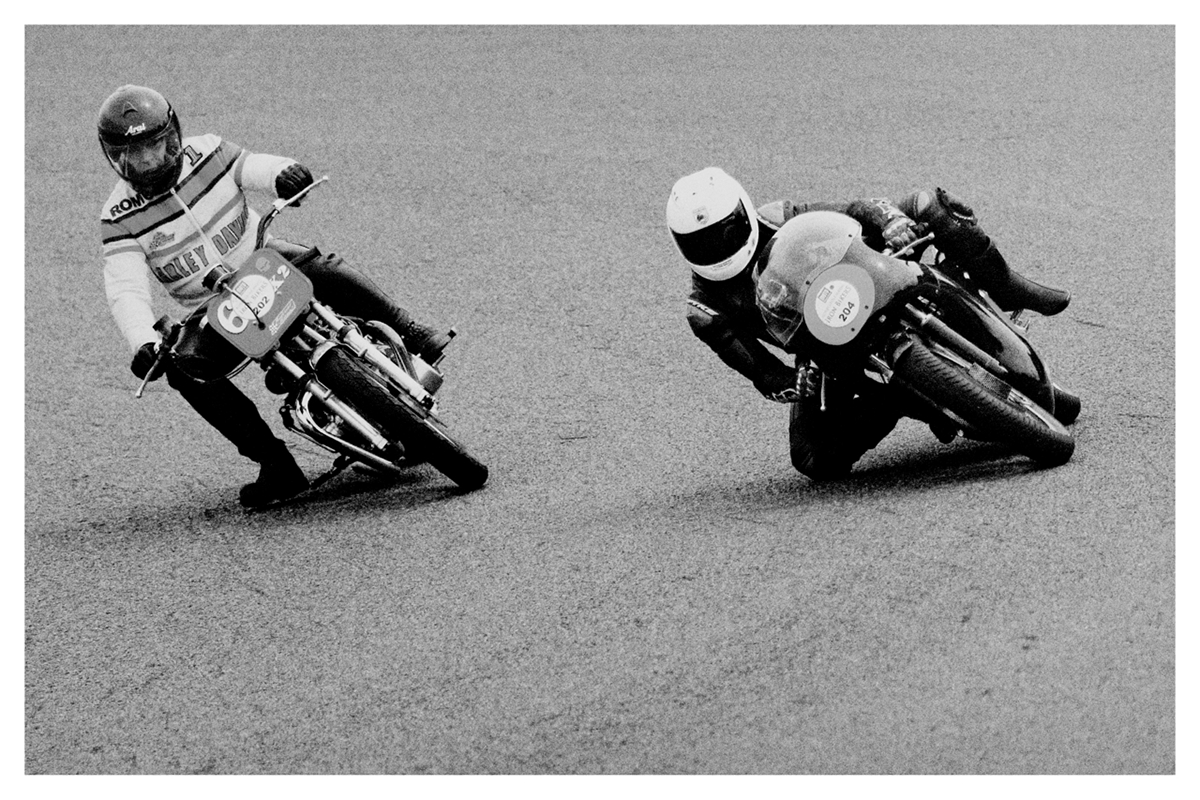 Iron Bikers Circuit Carole moto motorcycles vintage motorcycles motos anciennes cafe racer triumph norton bsa course race motorcycle Robin De Lestrade
