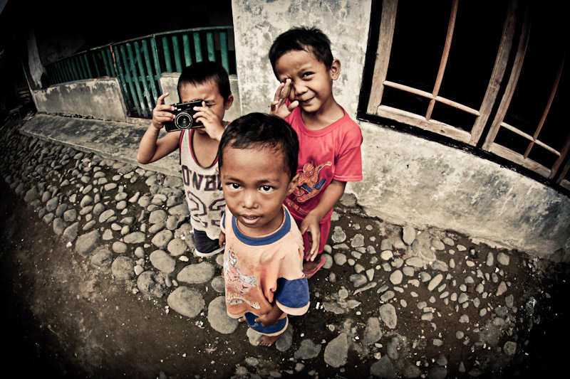 portrait Canon eos 40d java indonesia kid kids child childern kodak old camera analog bartolomeo koczenasz bartsmiles traveller ramadan Travel Travelling cimaja Ocean