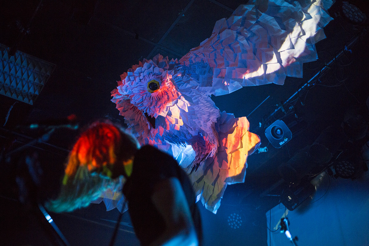 scupture paper papier carton suspensu chouette owl psychedelic rock concert Scénographie