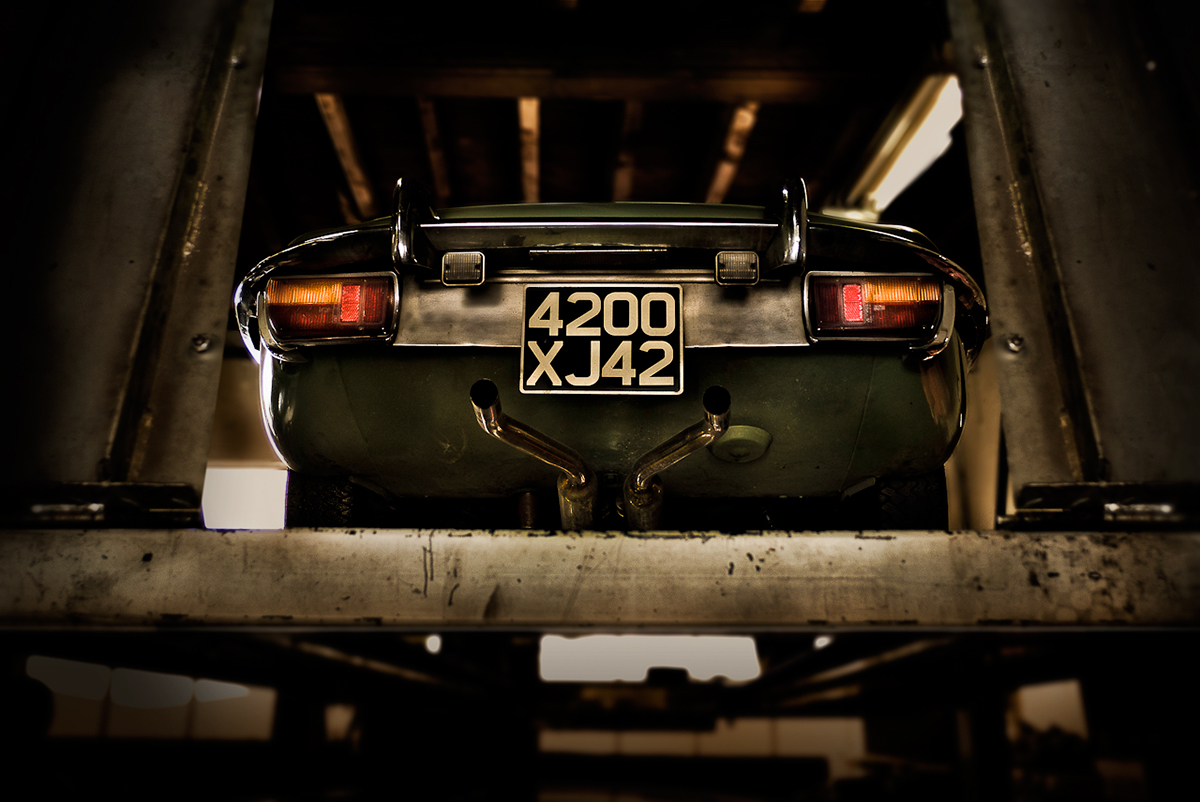 photo Photography  reportage Cars jaguar porsches vintage garage