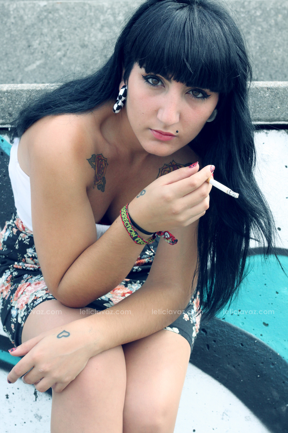 tatto piercing tunel alargador girl sexy model shana Leticia vaz