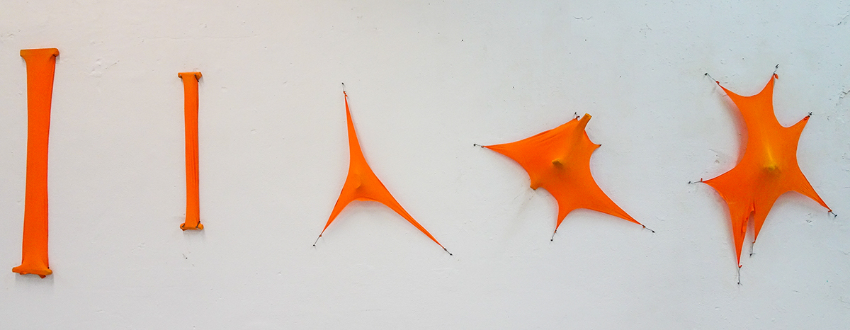 tension rubber orange string équilibre baloon art sculpture