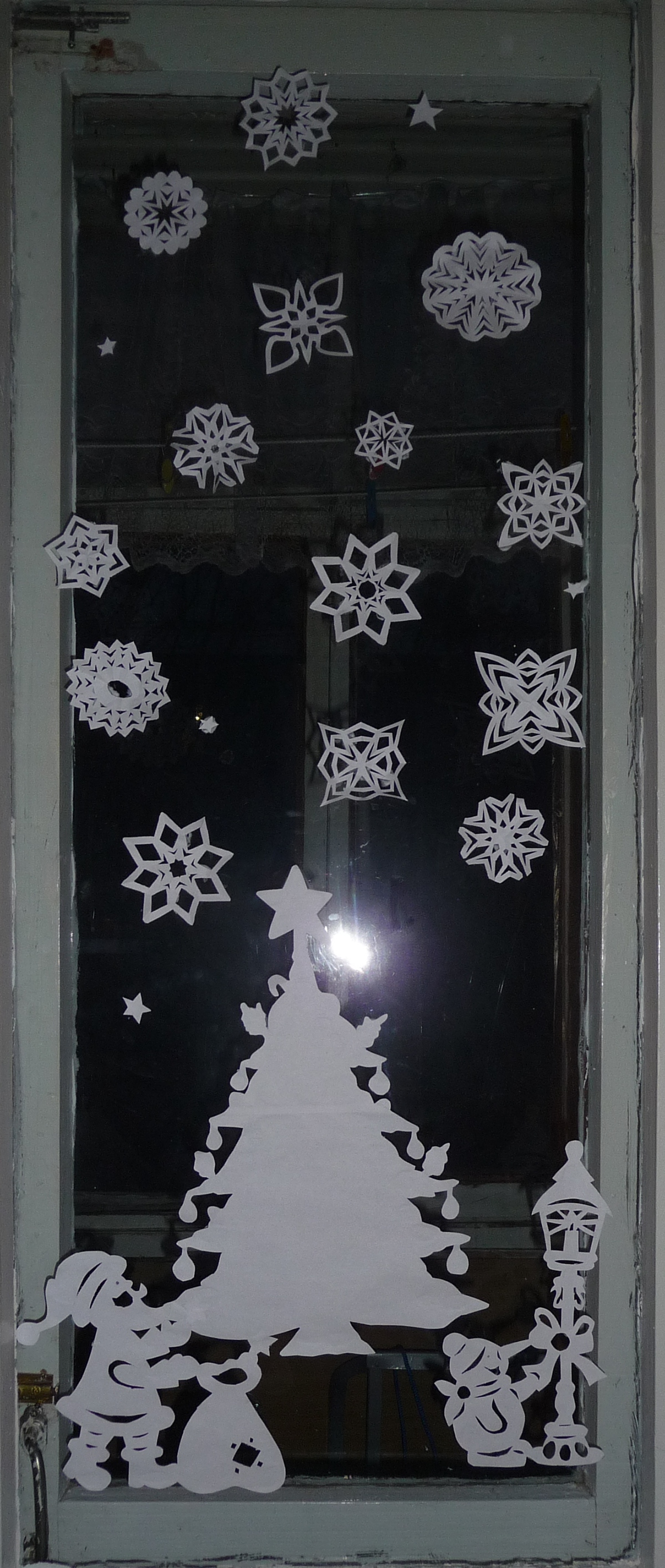 Новый год ёлка украшения узоры на окнах снежинки дед мороз  снеговик подарки новогодняя ночь