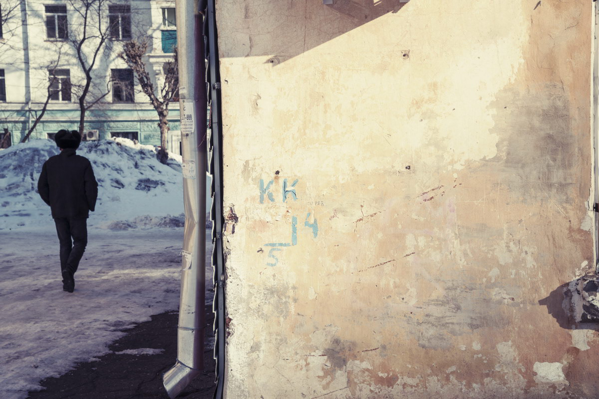 walls plaster Komsomolsk-on-Amur winter color history light Sun shade