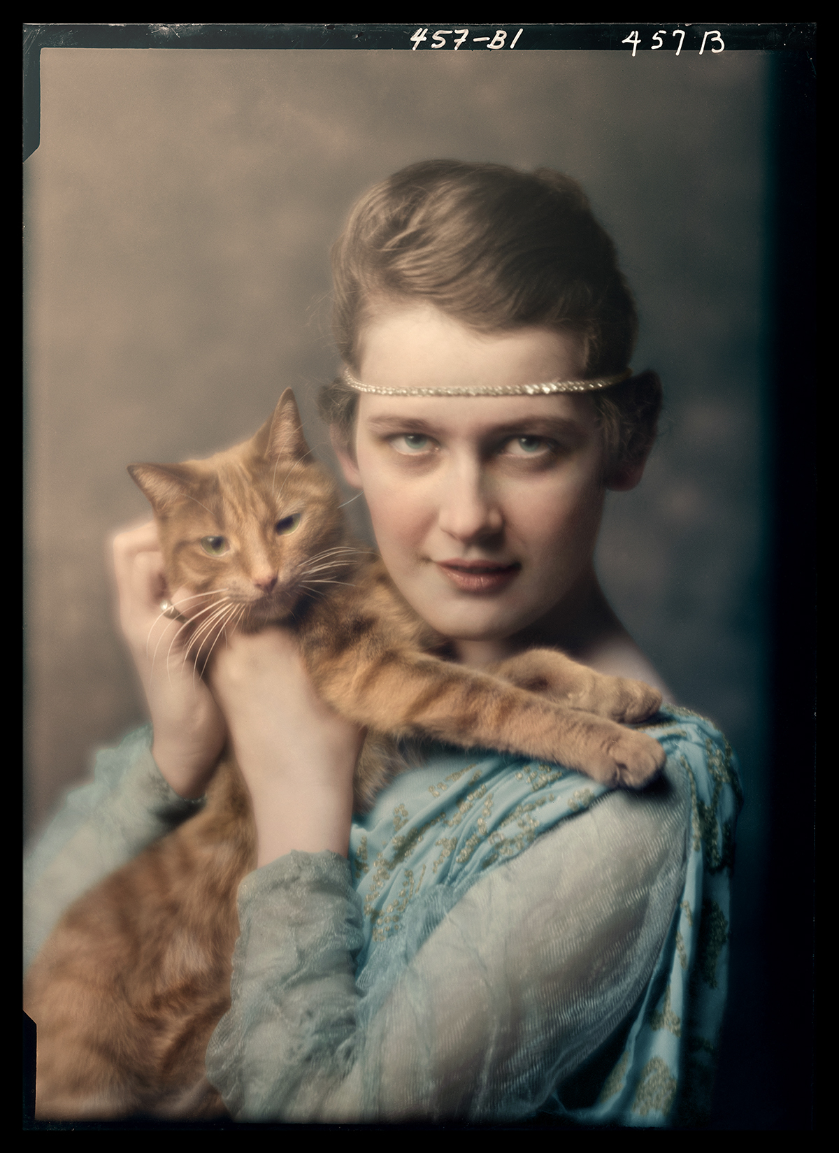 colorization restoration Cat vintage portraits colorized