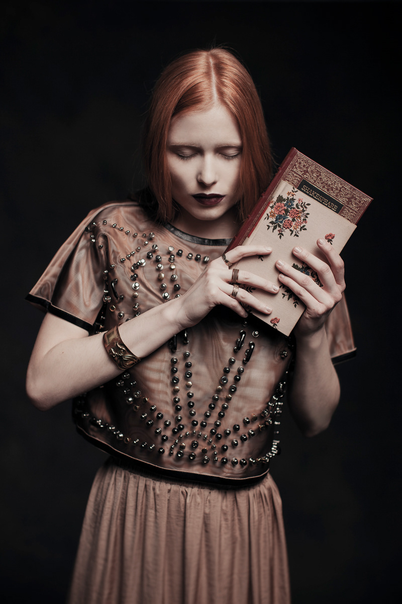 les trois Passions redhead flower book amor pale dark lipstick makeup milano model red beauty