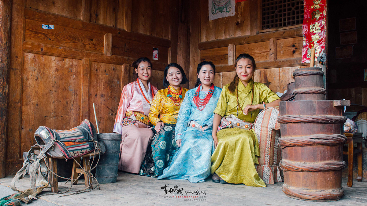Tibetan tibet JiuZhaiGou   china traditional costumes tibetan chupa portrait portrait photography culture costumes