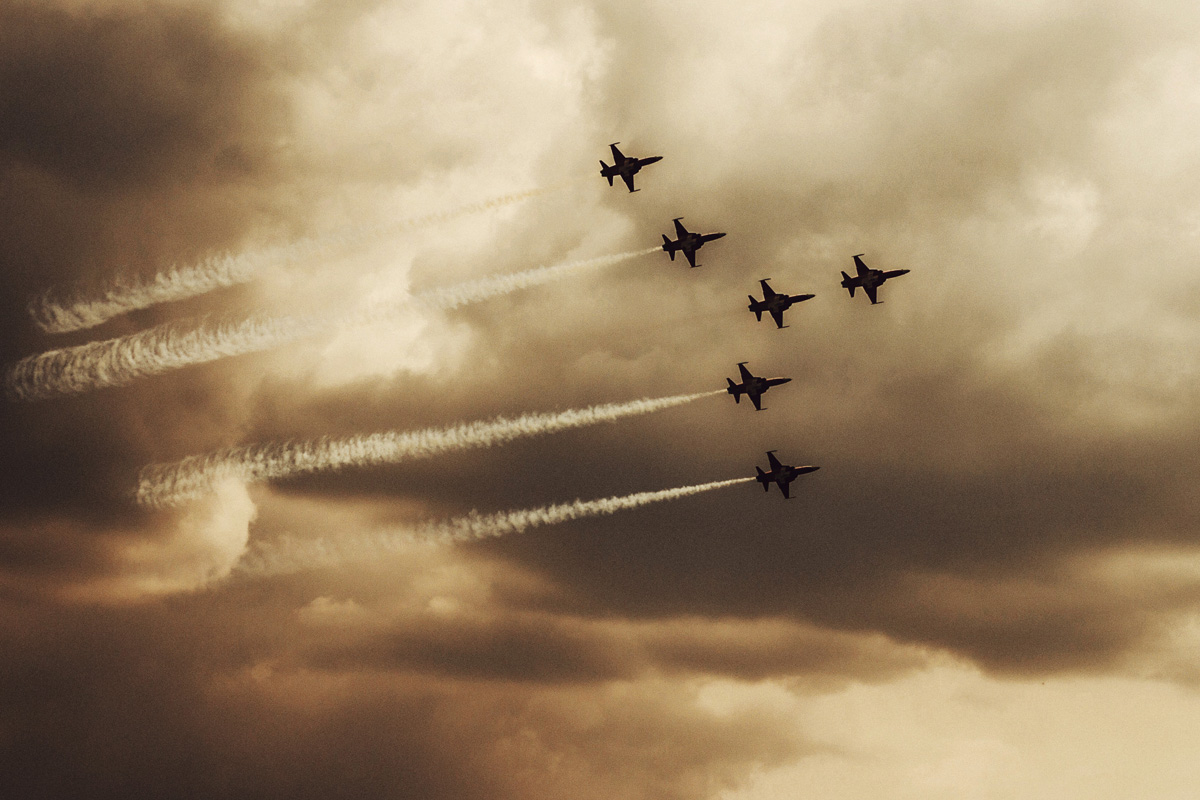 airshow planes poland radom sepia b&w bw 50mm Cannon clouds SKY