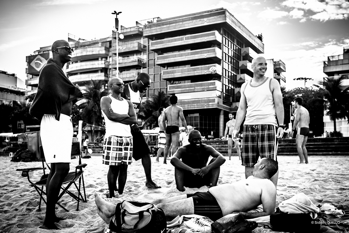 Rio de Janeiro RJ black and white praia beach plage child friend brothers leblon posto 12