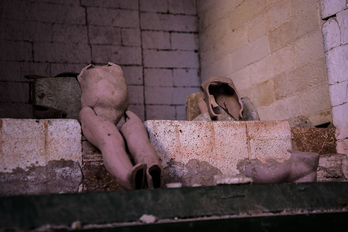abandonado muñecas de porcelana lugar abandonado Fotografia tetrico