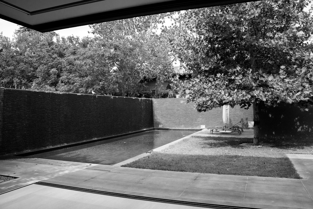 modern house minimal Interior b/w garden Pool art Ếch