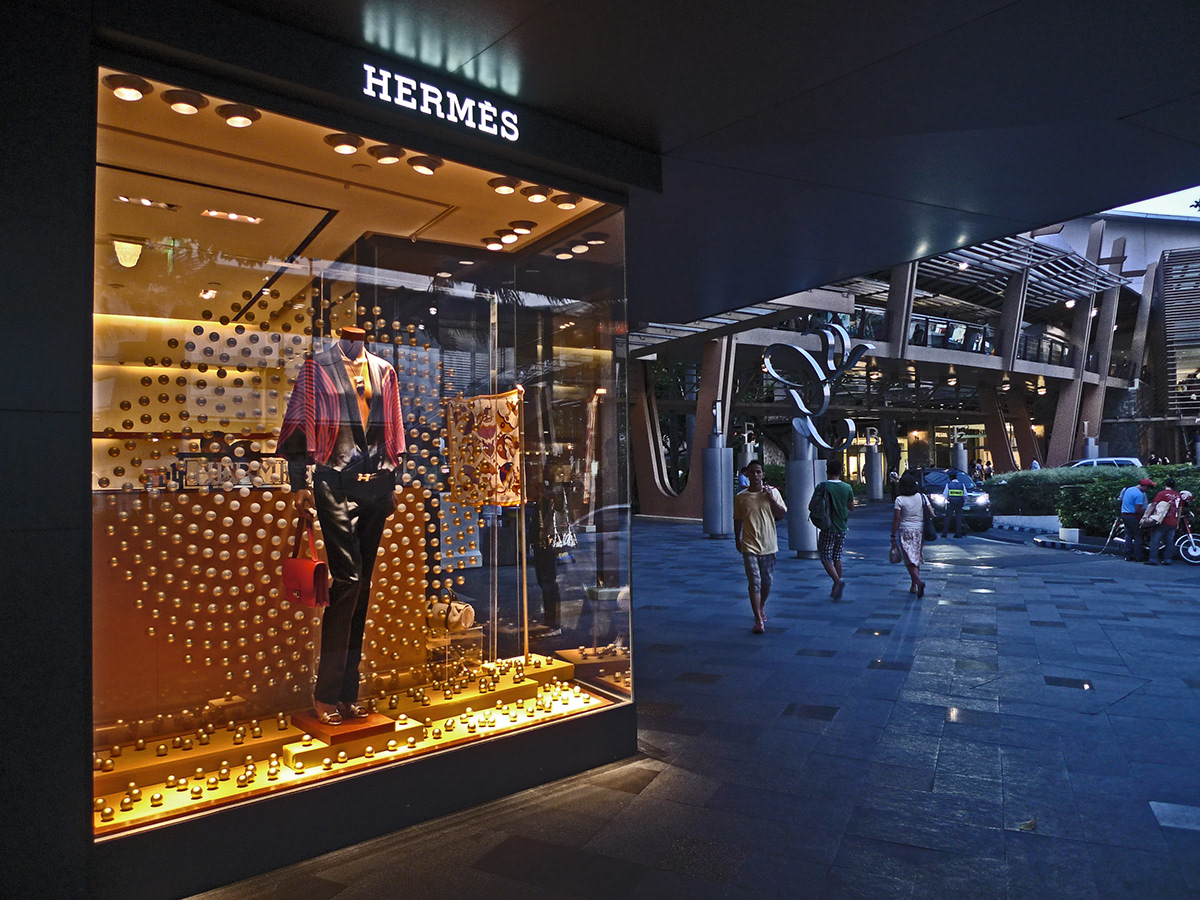 hermes Window Display sport Store Display merchandising Retail luxury