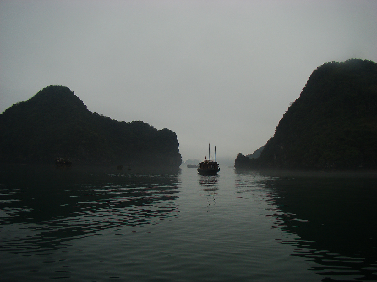 vietnam halong bay boat barco fog niebla adventure cruise vacation sea