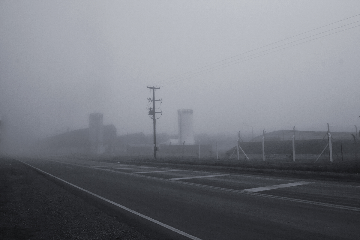 cuidad niebla bruma tren vias silos blanco y negro argentina monumento foto