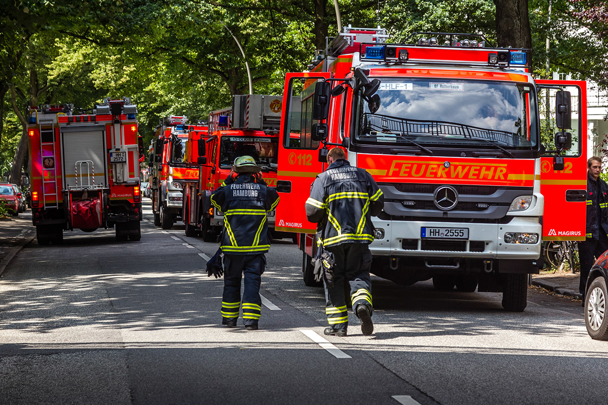Feuerwehr Hochbahn polizei u-bahn hamburg Winterhude Sierichstraße Evakuierung Bahnhof