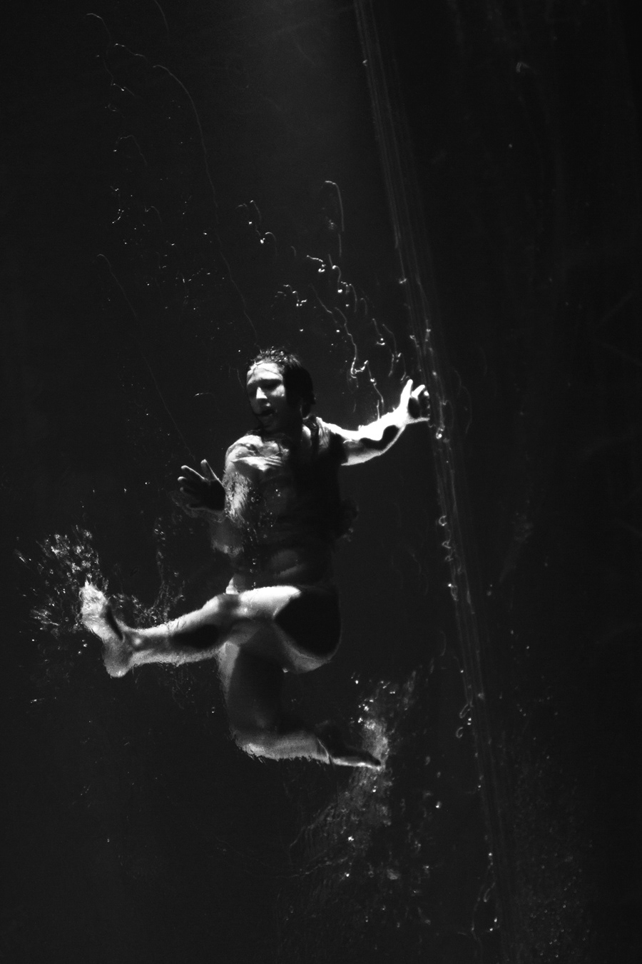Fuerza Bruta brute force journalism   New York Show underwater black and white 7d 35mm water DANCE   danse