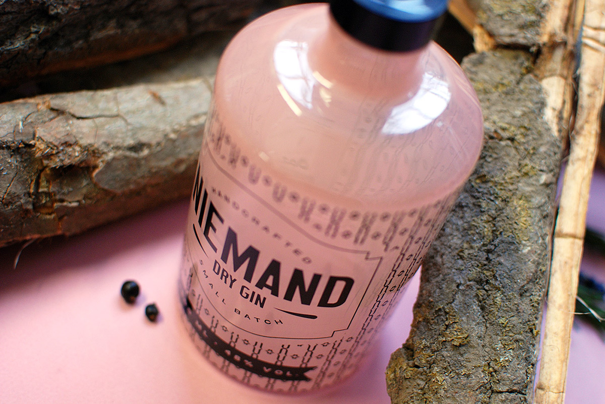 gin Sandelholz Lavendel Rosmarin flasche Spirituosen