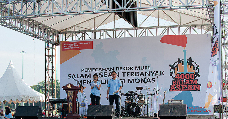 ASEAN 4000salamasean salam color indonesia monas monumen nasional record ASEAN community holding hands hand