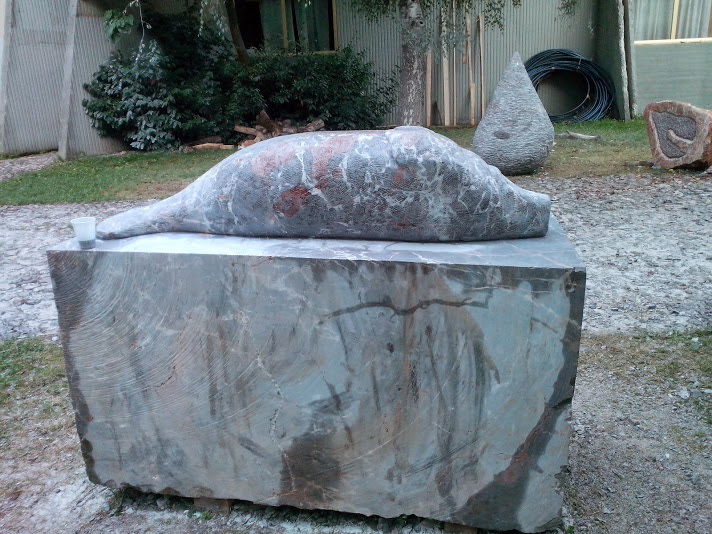 skulptura kamen morska krava stone manatee