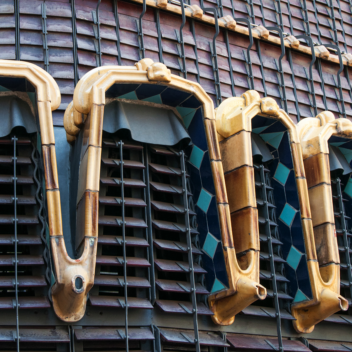 Gaudi barcellona barcelona guell Palau Palazzo modernismo architettura arco ferro battuto Portale facciata parabolico