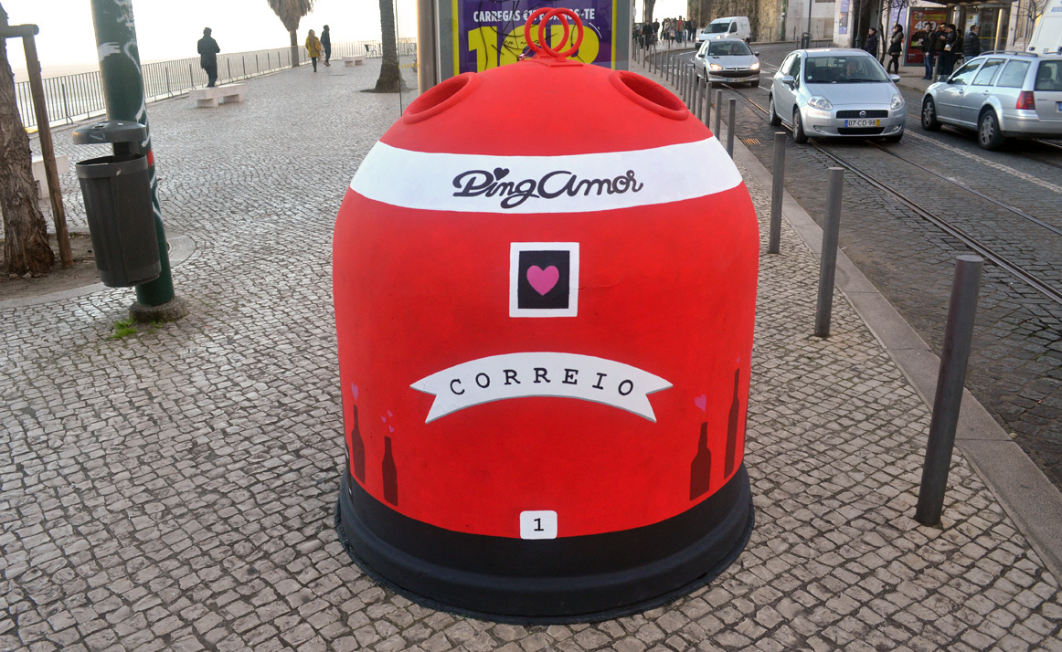 bottle eco design intervetion Reciclying Love vidrão arte urbana vermelho correios Postbox making of