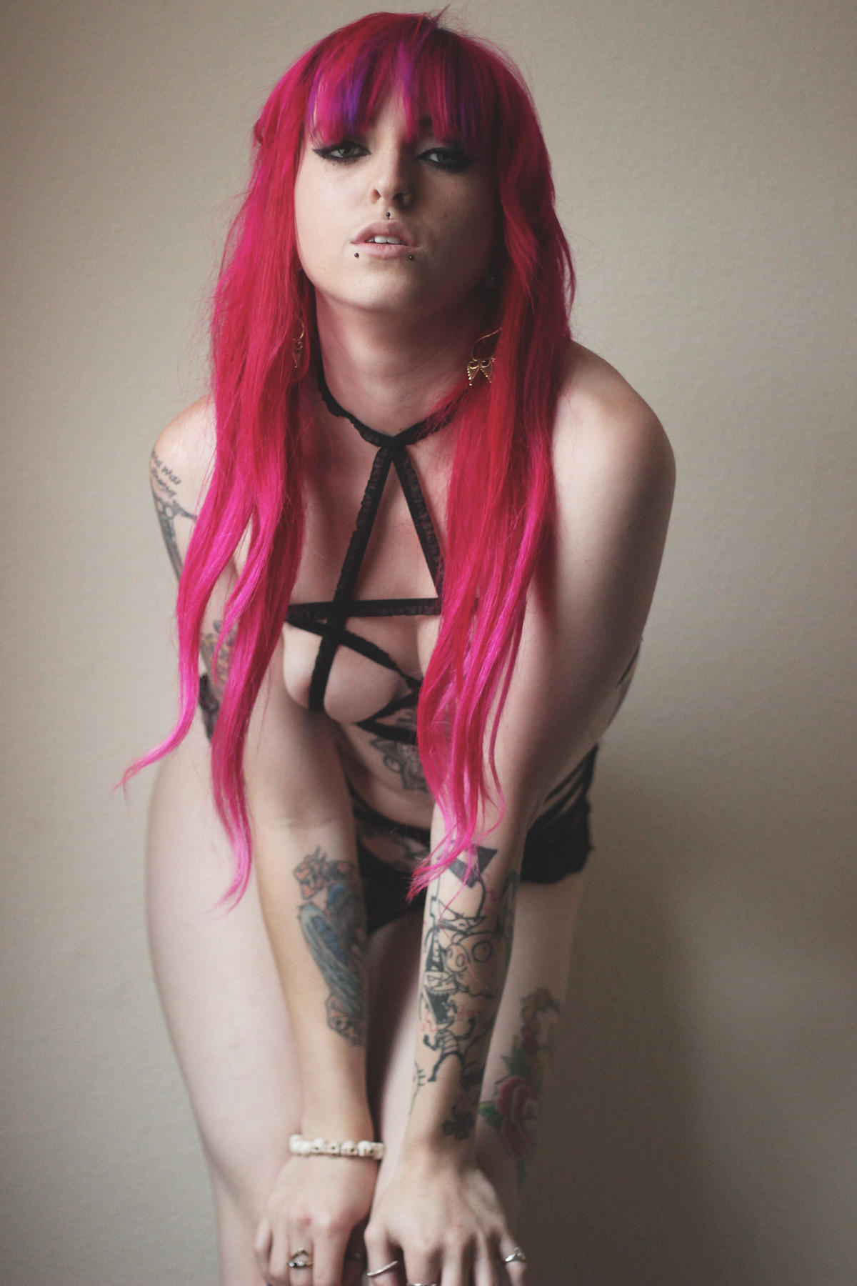 alt girl model pink hair tattoo