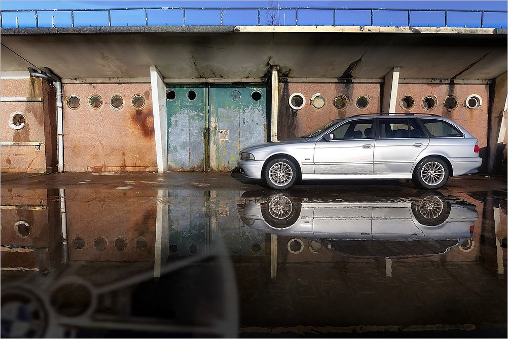BMW e39 5-serie 530d touring reflection water ruin car
