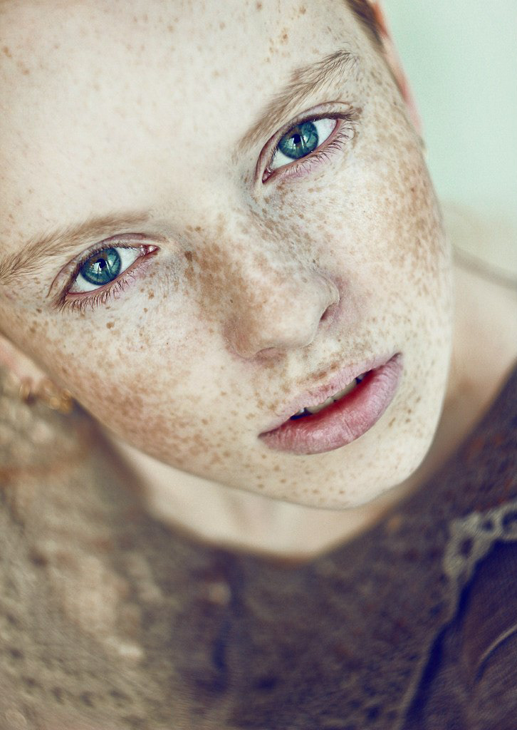 freckles model girl photo eyes