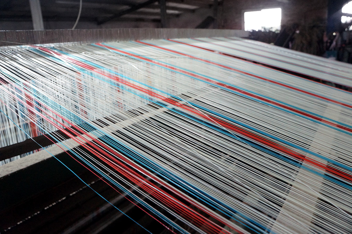 茂興製蓆廠的機器織線