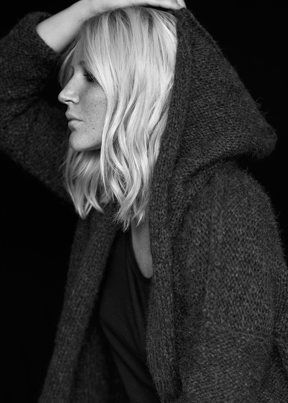 black and white campaign knitwear blonde beauty portrait freckles on black annadyszkiewicz anna dyszkiewicz