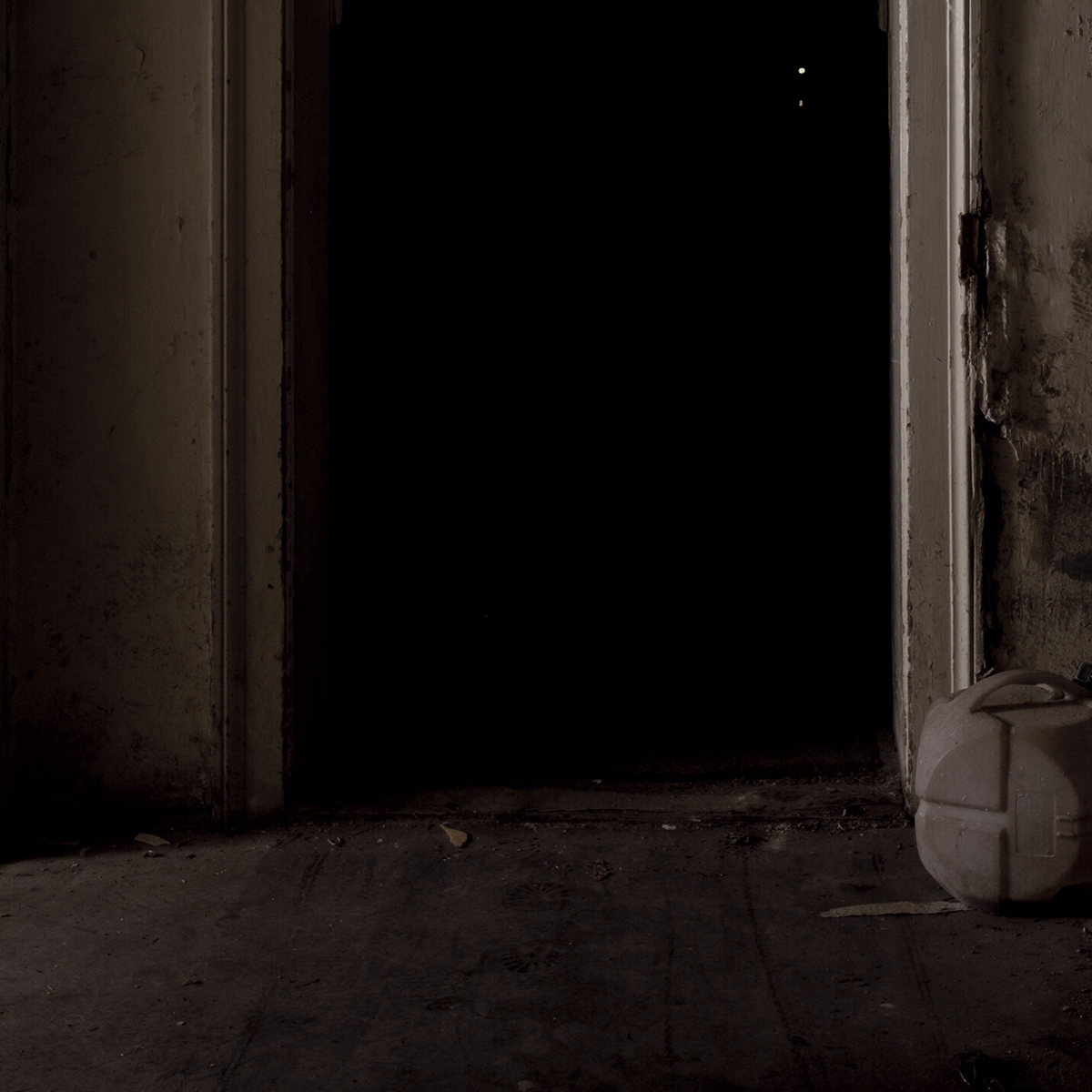 abandoned dirt basement souterain door