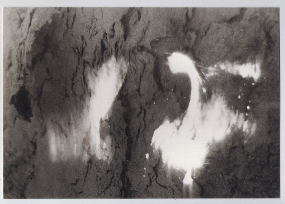 Fotografia chemigram experimental photography black and white darkroom analog film photography 35mm Alternative Photography quimigrama